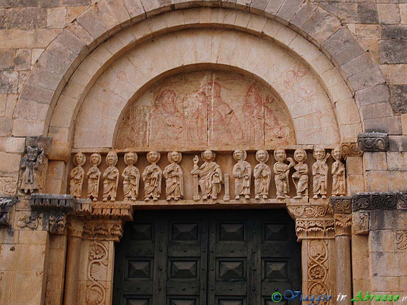 30-P7063049+.jpg - 30-P7063049+.jpg - Bassorilievi dell'architrave del portale centrale della chiesa di S. Tommaso da Caramanico (XIII sec.).